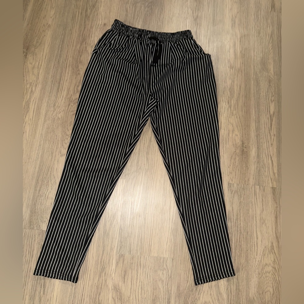 ⭐️SHEIN Black and‎ White Striped Cropped Pants⭐️